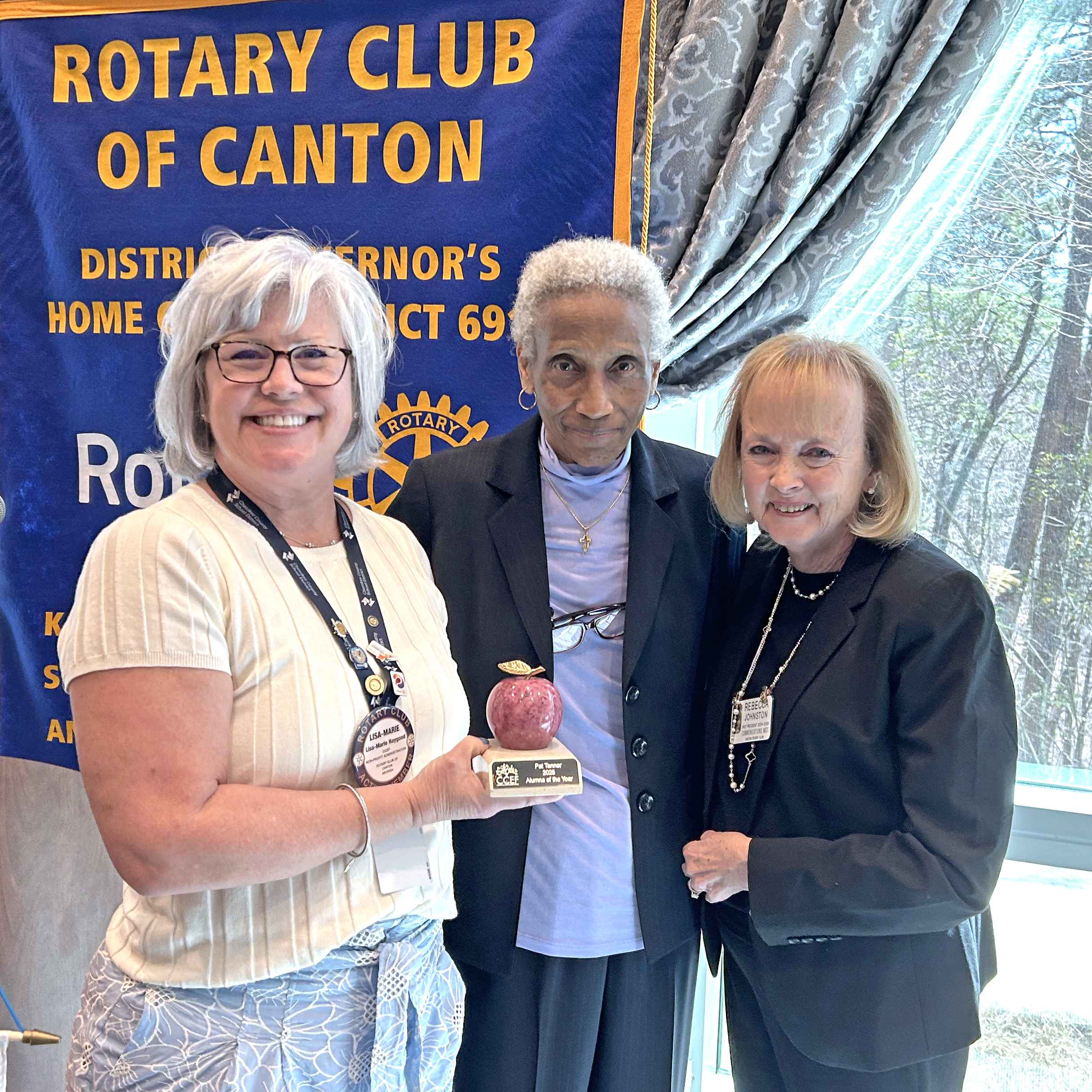 Pat Tanner (center) Alumna of the Year